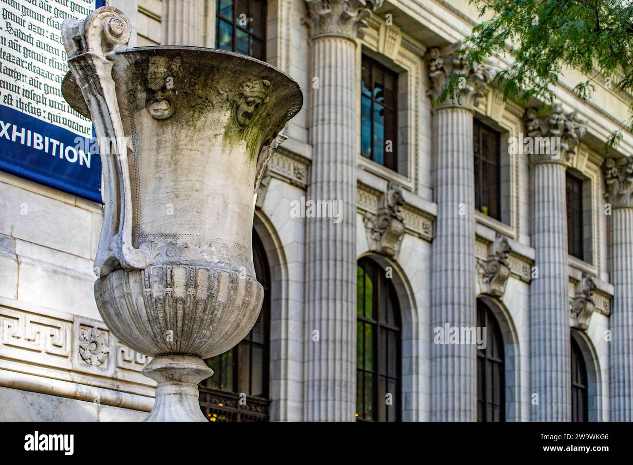 Vase und die Fassade der New York Public Library (USA), ein ikonischer und emblematischer Ort des Big Apple im Herzen von Manhattan. Stockfoto