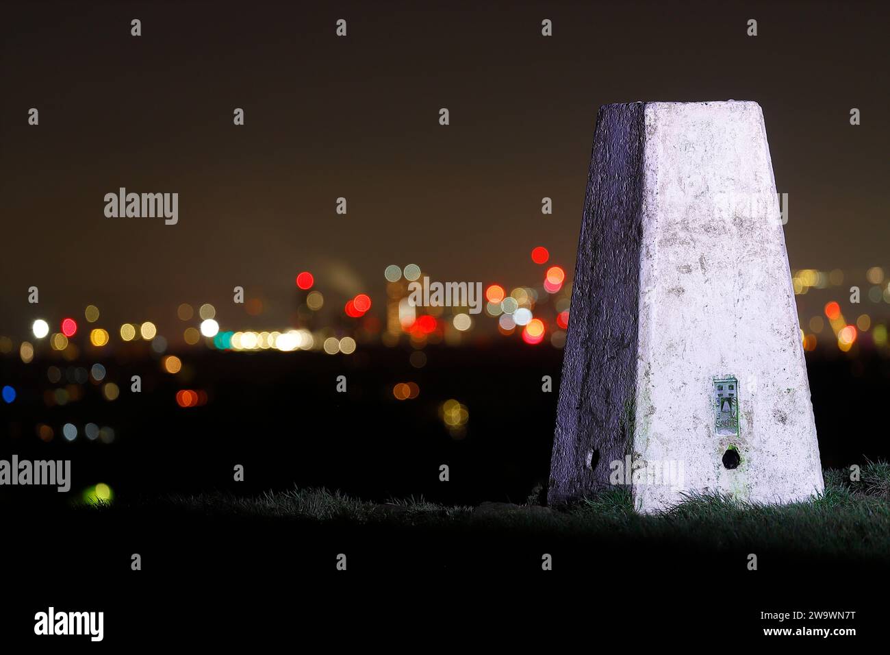 Ein Ordanance Survey Trig Point in Rawdon Billing in Leeds, West Yorkshire, Großbritannien Stockfoto