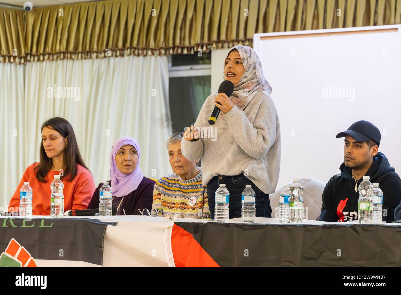 Leeds, Großbritannien. 30. DEZEMBER 2023. Nahela Ashraf (Vorsitzende, Stop the war - Manchester) spricht auf der Leeds-Kundgebung für Palästina. Credit Milo Chandler/Alamy Live News Stockfoto