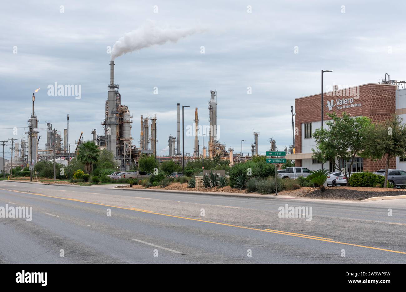 Valero Geschäftsbüros und Ölraffinerie neben dem Highway, Three Rivers, Texas, USA. Stockfoto
