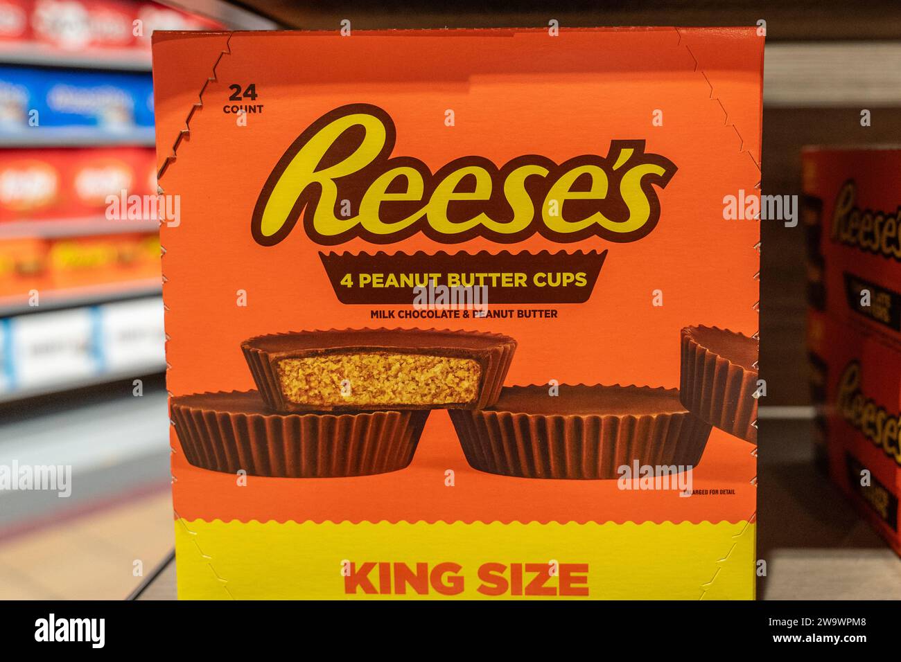 Hershey. Pennsylvania - 8. Dezember 2023: Hershey Reese's Peanut Butter wird im Hershey's Chocolate World Retail Store ausgestellt. Stockfoto