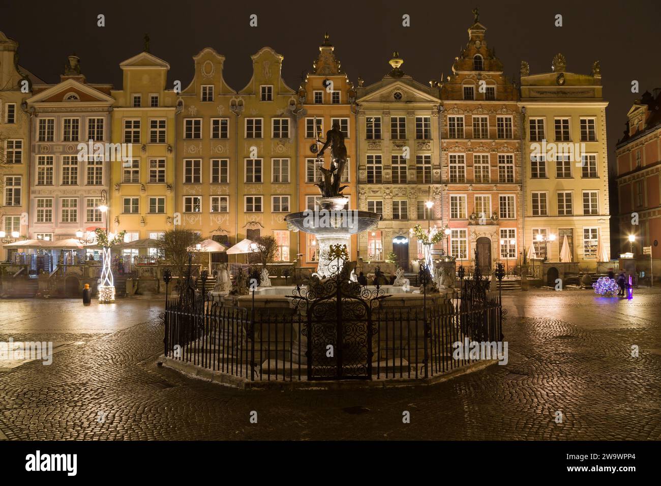 Danzig, Polen - 6. Dezember 2023: Hinter dem Neptunbrunnen in Danzig, Polen. Stockfoto