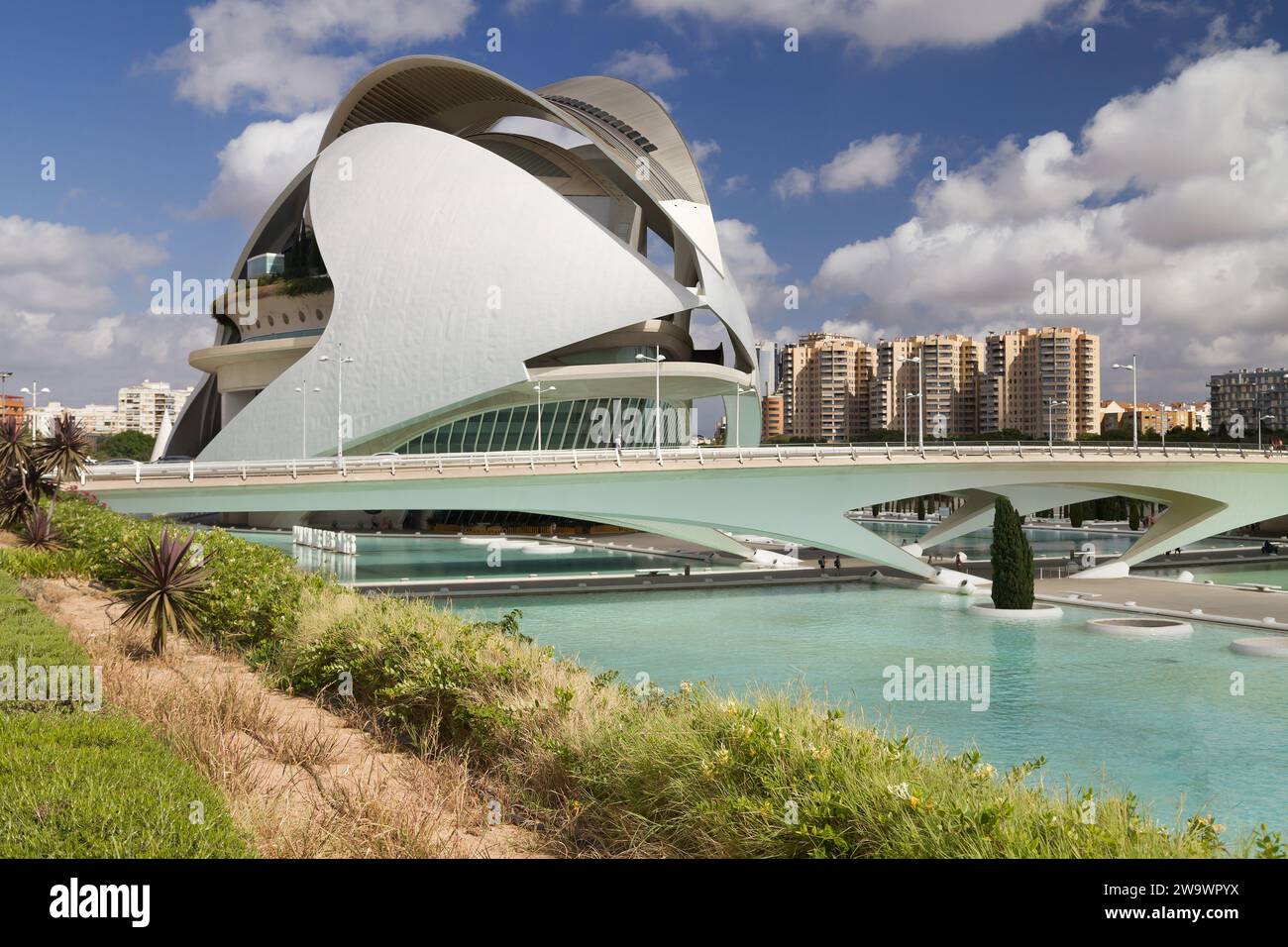 Valencia, Spanien - 14. August 2023: Palau de les Arts aus dem Umbracle in Valencia, Spanien. Stockfoto