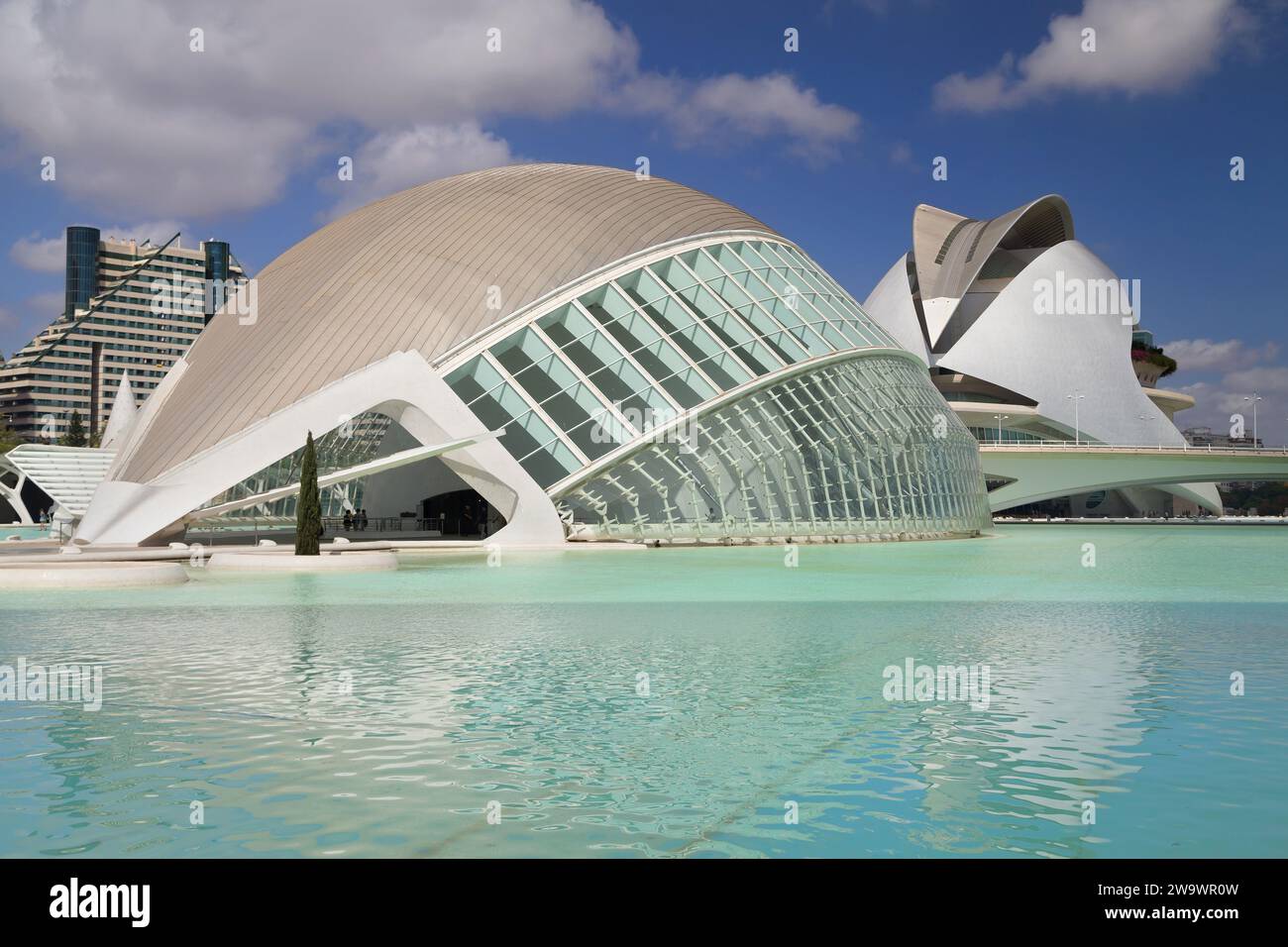 Valencia, Spanien - 14. August 2023: Hemisferic und Palau de les Arts in der Stadt der Künste und Wissenschaften von Valencia. Spanien. Stockfoto