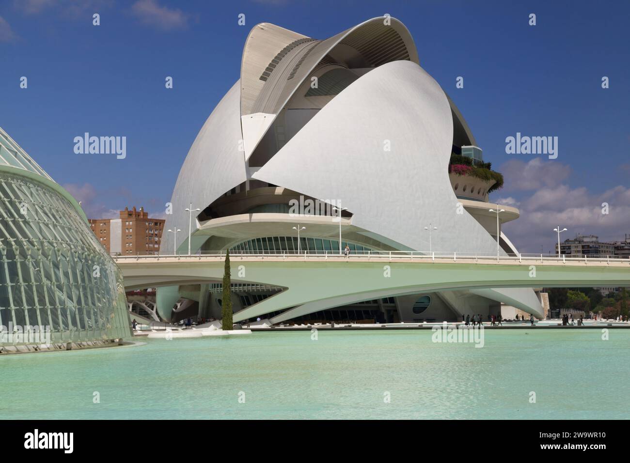 Valencia, Spanien - 14. August 2023: Palast der Künste aus dem Wissenschaftsmuseum, Stadt der Künste und Wissenschaften von Valencia. Spanien. Stockfoto