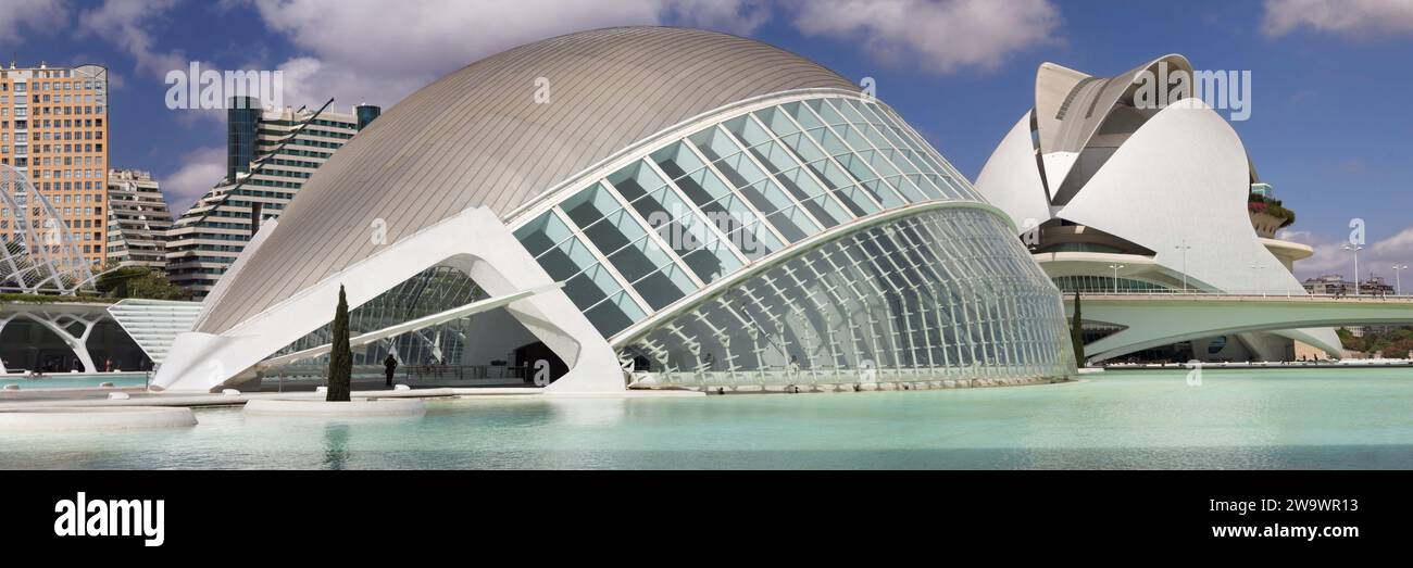 Valencia, Spanien - 14. August 2023: Panorama des Hemisferiums und des Palau de les Arts in der Stadt der Künste und Wissenschaften von Valencia. Spanien. Stockfoto