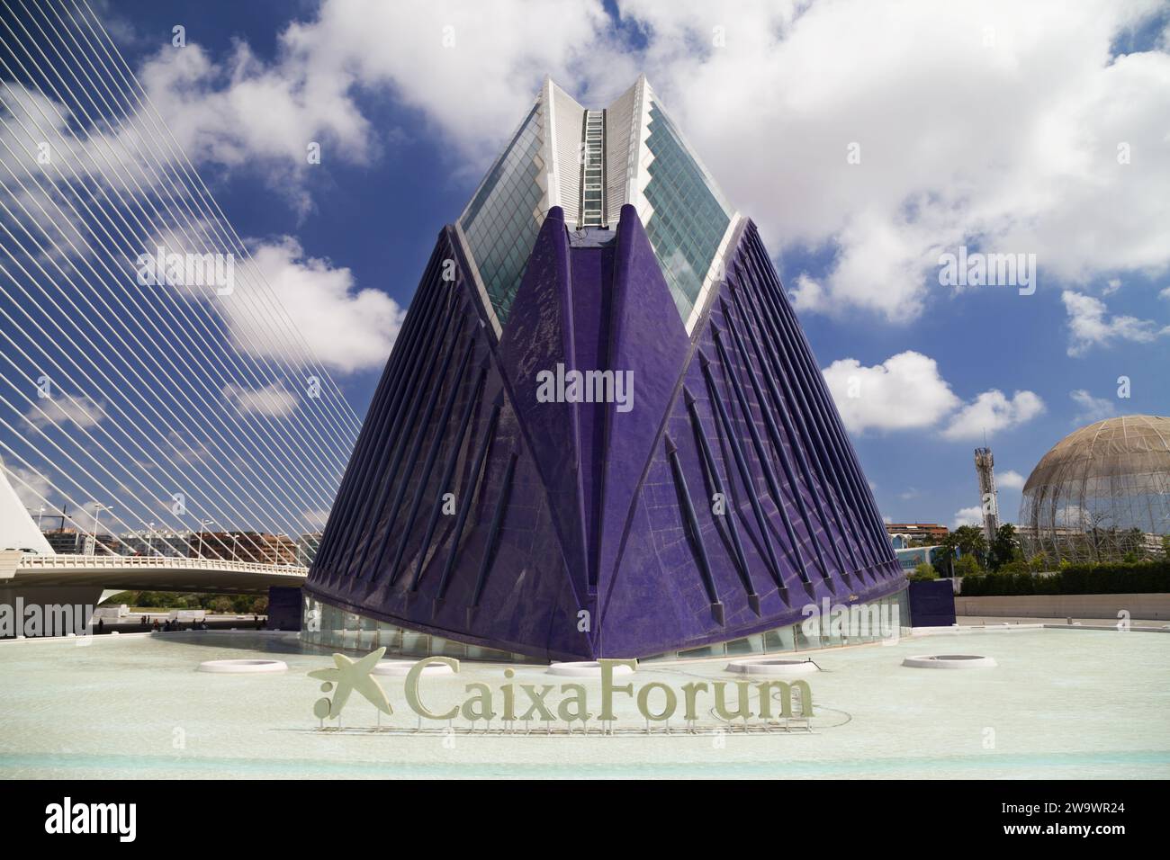 Valencia, Spanien - 14. August 2023: CaixaForum in der Stadt der Künste und Wissenschaften von Valencia. Spanien. Stockfoto