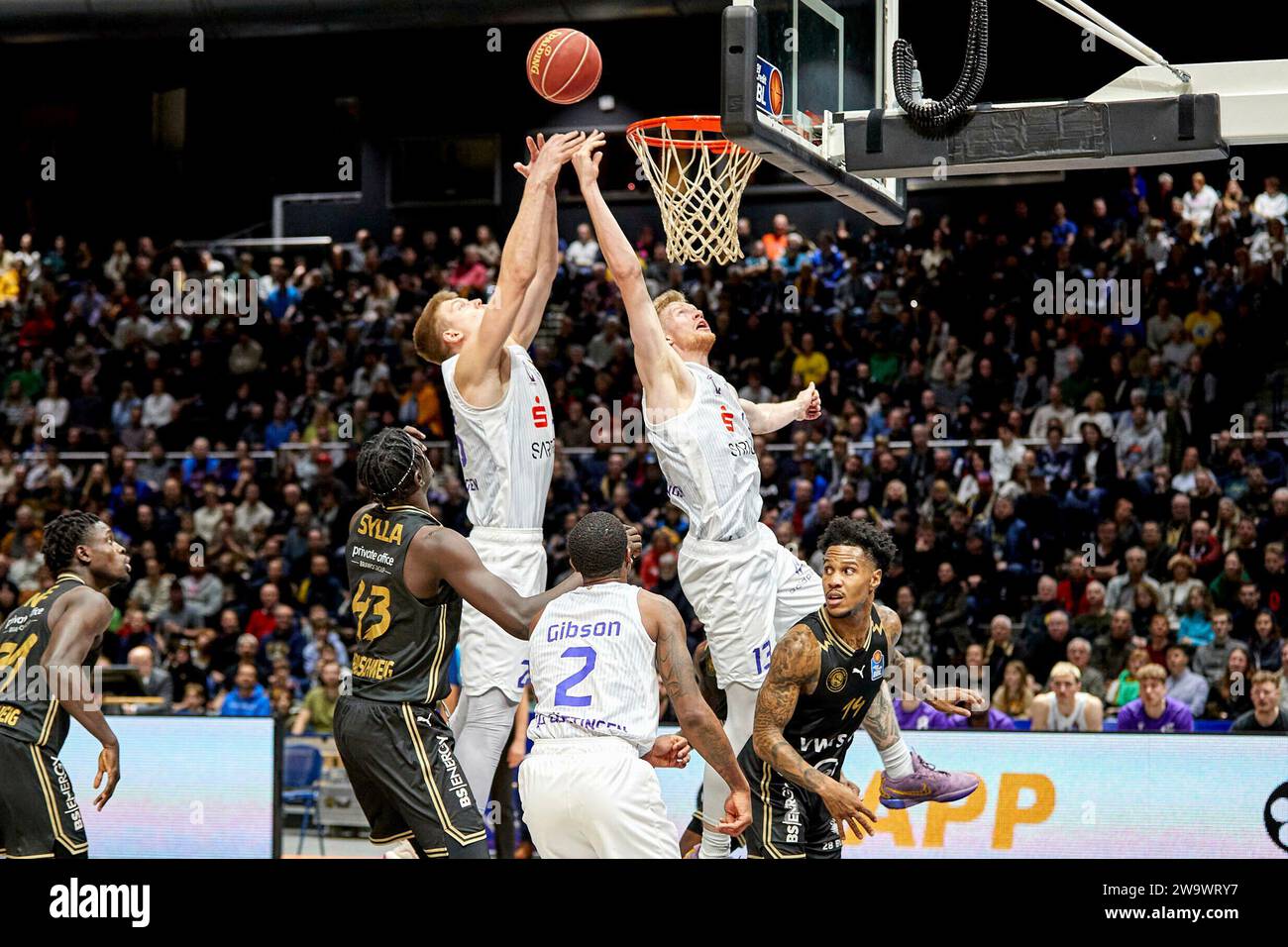 Braunschweig, Deutschland. Dezember 2023 30. Bodie Hume (Nr. 13 BG Göttingen) und Karlis Silins (Nr. 25 BG Göttingen) versuchen den Ball in den Korb zu bekommen Basketball Loewen Braunschweig gegen BG Göttingen, Basketball, Easy Credit BBL, Saison 2023/2024 30.12.2023 Foto: Eibner-Pressefoto/Jan-Frederic Helbig Credit: dpa/Alamy Live News Stockfoto