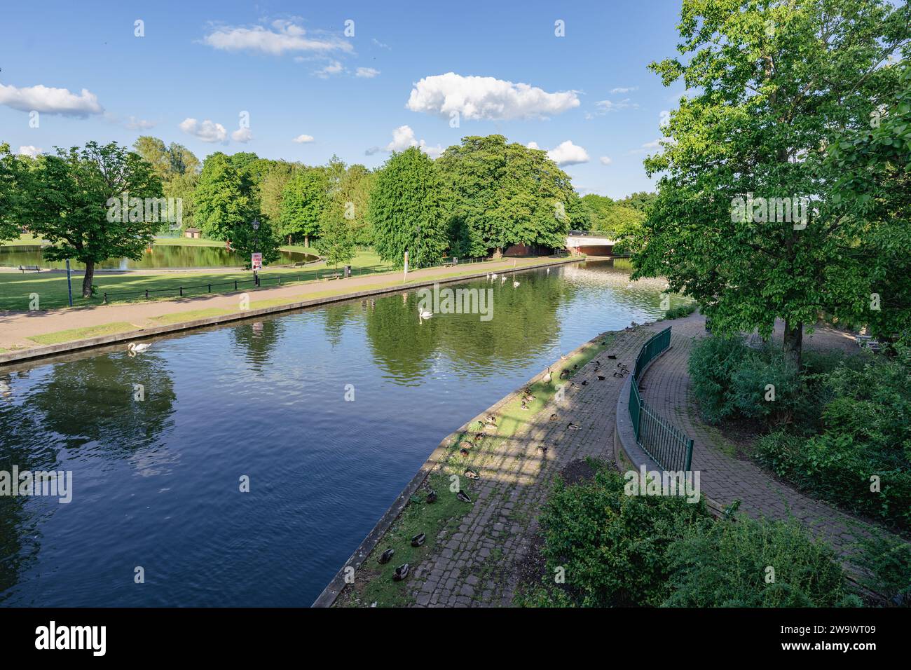 Newbury Wharf mit Blick auf Kennet und Avon Canal, Victoria Park und den Bootsteich Stockfoto