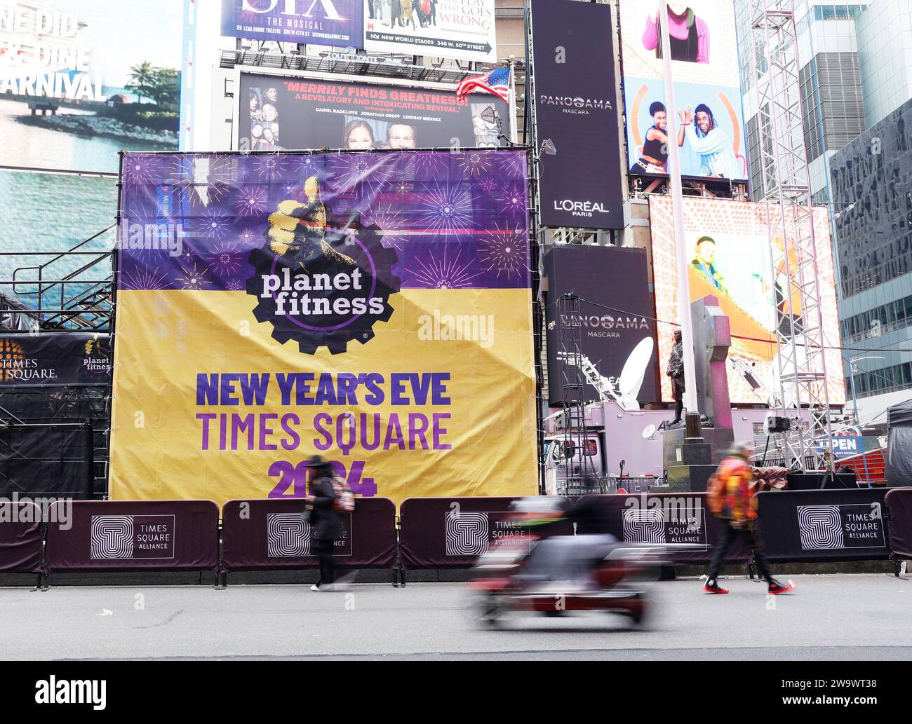 New York, Usa. Dezember 2023 30. Fußgänger Walk Times Square am Vorabend der Silvesterfeier in New York City am Samstag, den 30. Dezember 2023. Foto: John Angelillo/UPI Credit: UPI/Alamy Live News Stockfoto