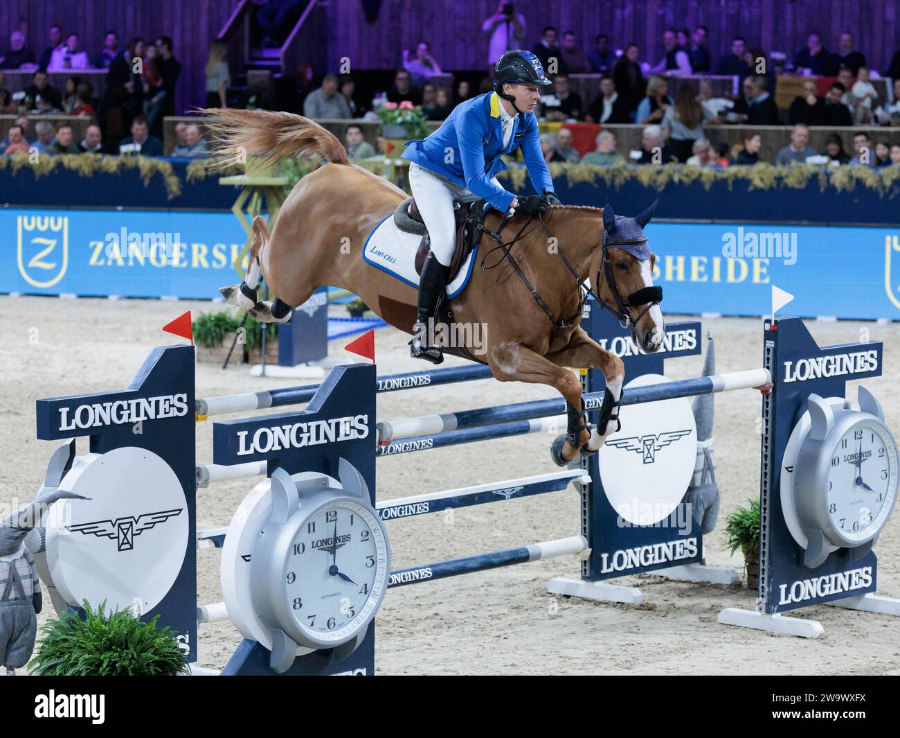 Christian Ahlmann aus Deutschland mit Mandato van de Neerheide während der Longines FEI Jumping World Cup™ präsentiert von BMW bei der Jumping Mechelen am 30. Dezember 2023, Nekkerhal, Belgien (Foto: Maxime David - MXIMD Pictures) Stockfoto