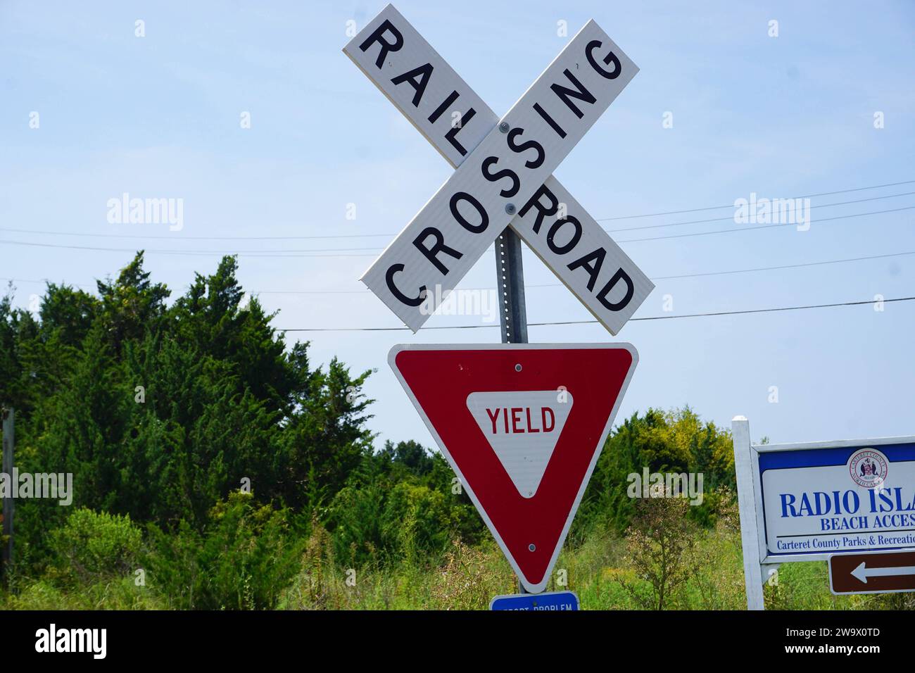 Morehead City, Amerika, 01. August 2023: Im Bild: Schild mit der Aufschrift: Eisenbahnübergang. Ertrag. *** Morehead City, Amerika, 01. August 2023 im Bildschild mit der Inschrift Railroad Crossing Yield Copyright: XFotostandx/xFreitagx Stockfoto