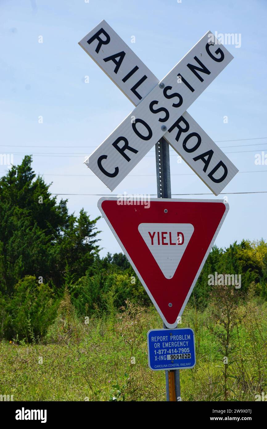 Morehead City, Amerika, 01. August 2023: Im Bild: Schild mit der Aufschrift: Eisenbahnübergang. Ertrag. *** Morehead City, Amerika, 01. August 2023 im Bildschild mit der Inschrift Railroad Crossing Yield Copyright: XFotostandx/xFreitagx Stockfoto