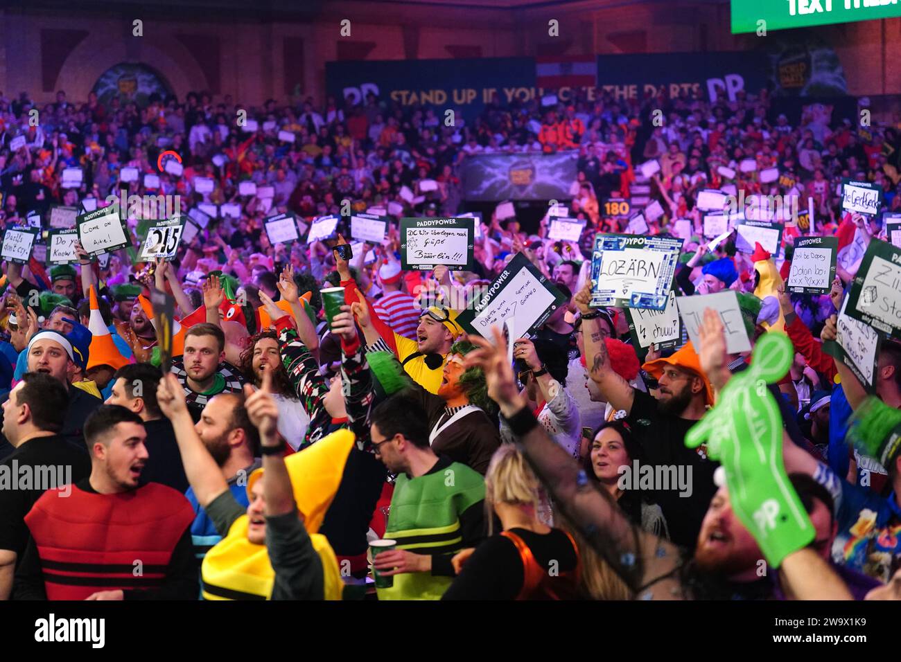 Eine allgemeine Ansicht der Fans am 13. Tag der Paddy Power World Darts Championship im Alexandra Palace, London. Bilddatum: Samstag, 30. Dezember 2023. Stockfoto