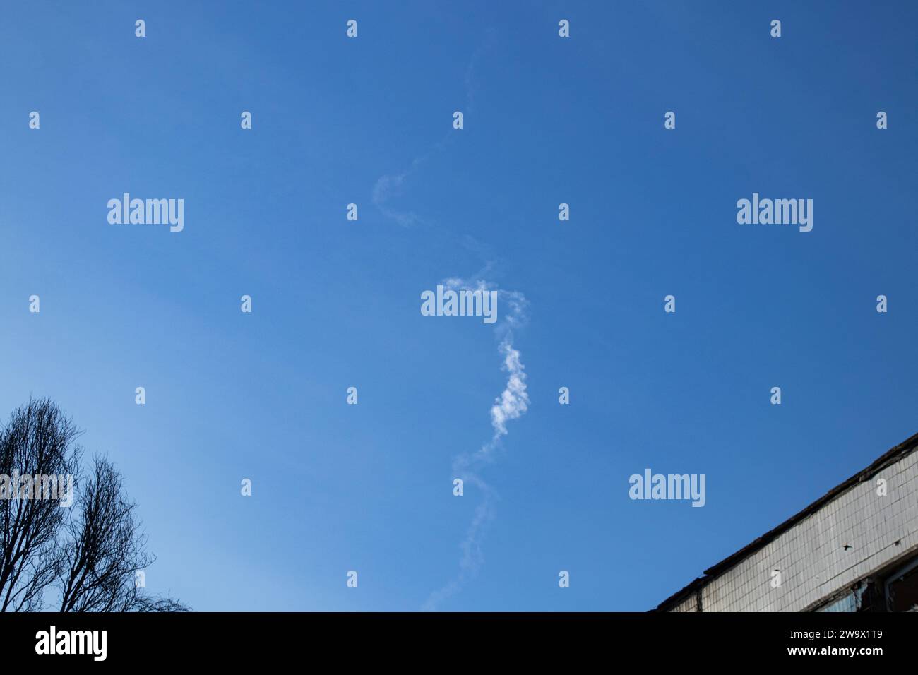 Die Arbeit der ukrainischen Luftverteidigung am Himmel, eine Spur am Himmel von der Luftverteidigung über der Stadt Dnepr in der Ukraine während eines Raketenangriffs, dem Krieg i Stockfoto