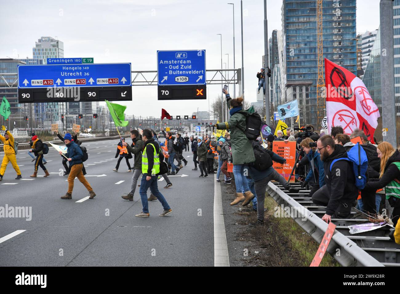 Amsterdam, Niederlande, 30. dezember, 2023.die Rebellion blockierte die Autobahn A10, um gegen Investitionen von ING in umweltverschmutzende Projekte zu protestieren. Die Polizei entfernte und verhaftete ein paar hundert Menschen. Credit: Pmvfoto/Alamy Live News Stockfoto