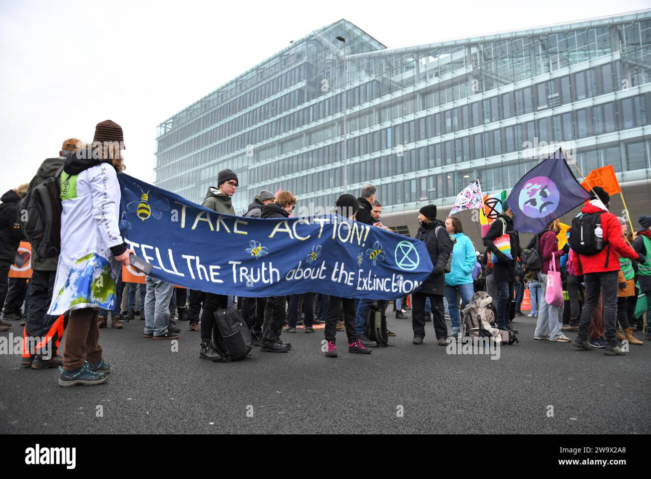 Amsterdam, Niederlande, 30. dezember, 2023.die Rebellion blockierte die Autobahn A10, um gegen Investitionen von ING in umweltverschmutzende Projekte zu protestieren. Die Polizei entfernte und verhaftete ein paar hundert Menschen. Credit: Pmvfoto/Alamy Live News Stockfoto