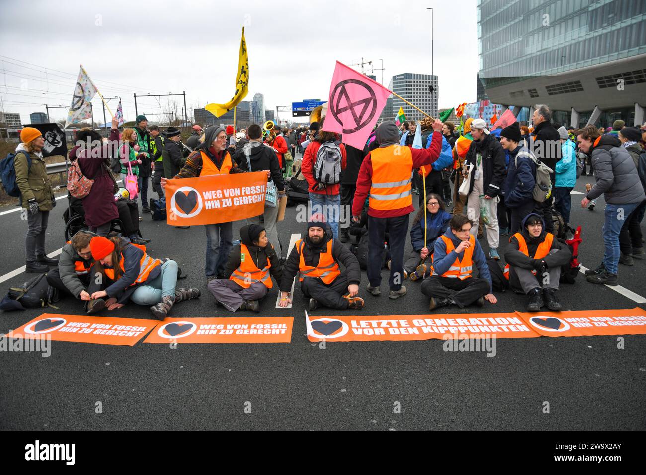 Amsterdam, Niederlande, 30. dezember, 2023.die Rebellion blockierte die Autobahn A10, um gegen Investitionen von ING in umweltverschmutzende Projekte zu protestieren. Die Polizei entfernte und verhaftete ein paar hundert Menschen. Credit: Pmvfoto/Alamy Live News Stockfoto