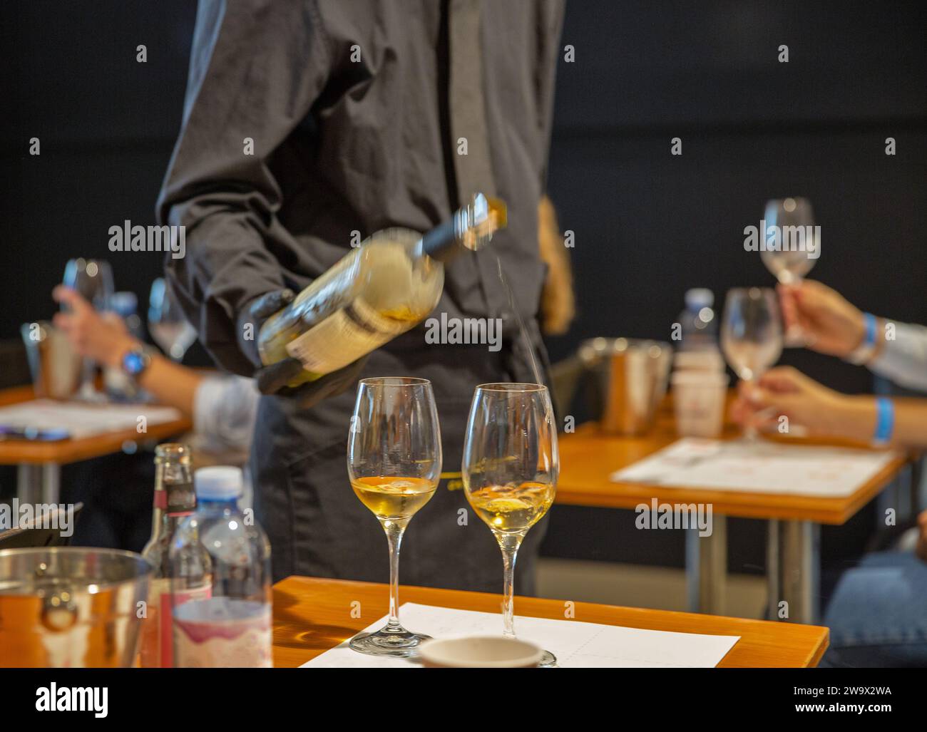 Während des Festivals besuchen die Besucher Weinproben. Stockfoto
