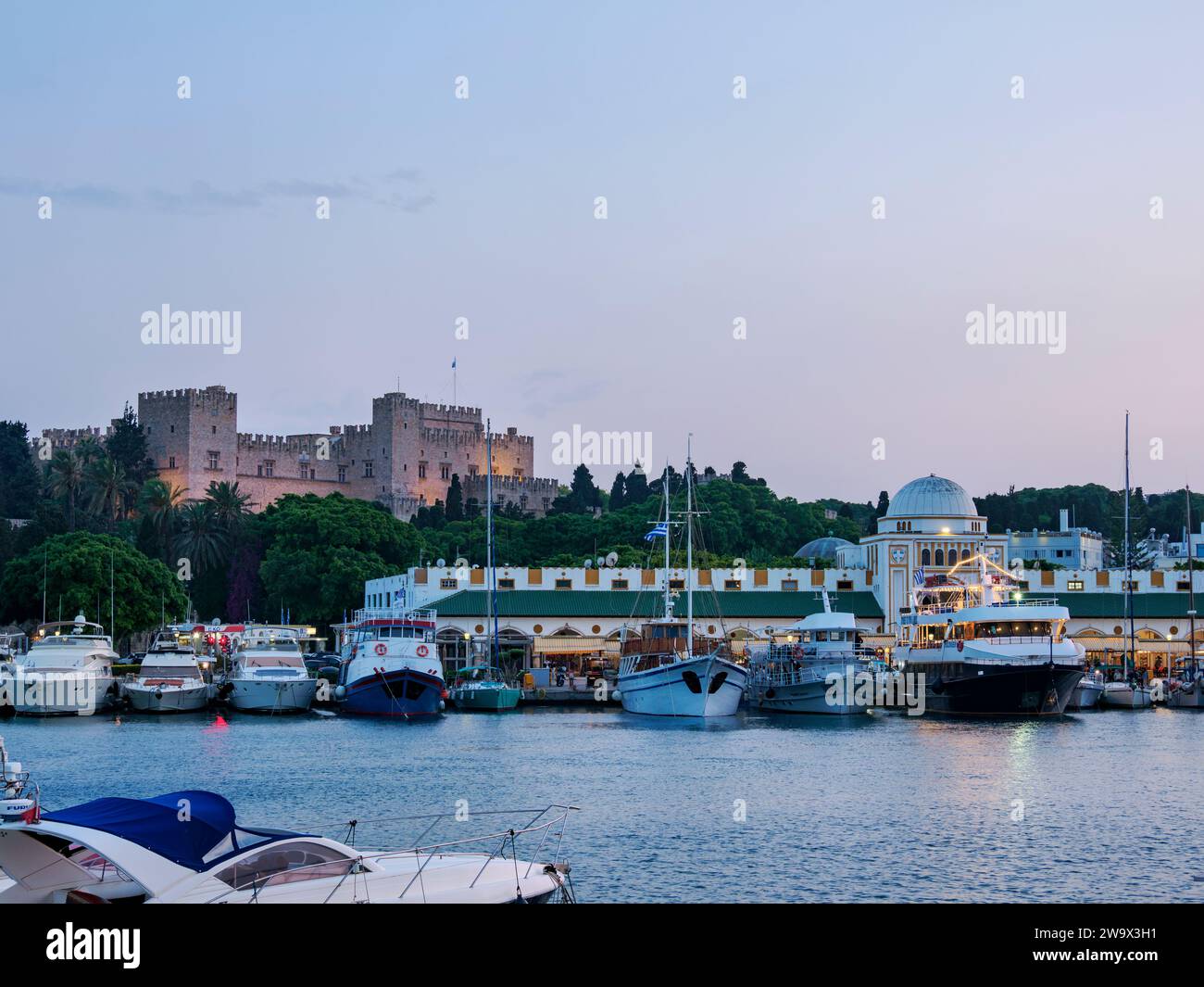 Blick auf den Palast des Großmeisters der Ritter von Rhodos in der Abenddämmerung, mittelalterliche Altstadt, Rhodos-Stadt, Rhodos-Insel, Dodekanese, Griechenland Stockfoto