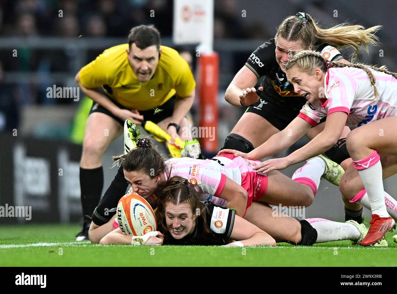 Twickenham, Vereinigtes Königreich. Dezember 2023 30. Premier Women's Rugby. Harlequins Women V Gloucester/Hartpury Women. Twickenham Stadium. Twickenham. Izzy Mayhew (Harlequins) wird von Rachel Lund (Gloucester) während des Spiels Harlequins Women V Gloucester/Hartpury Premiership Women's Rugby in Runde 6 angegriffen. Quelle: Sport In Pictures/Alamy Live News Stockfoto