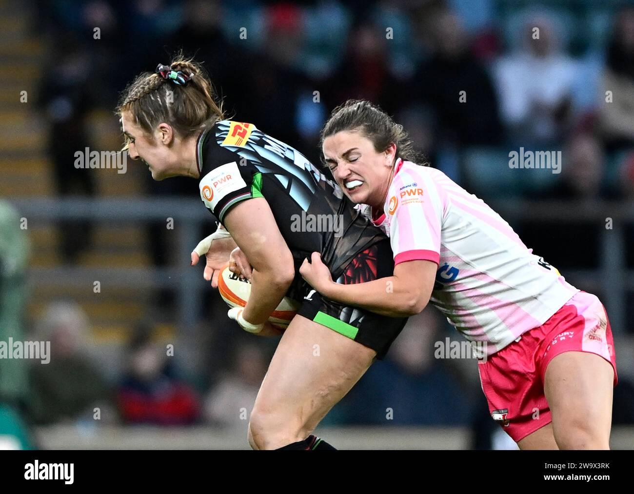 Twickenham, Vereinigtes Königreich. Dezember 2023 30. Premier Women's Rugby. Harlequins Women V Gloucester/Hartpury Women. Twickenham Stadium. Twickenham. Izzy Mayhew (Harlequins) wird von Rachel Lund (Gloucester) während des Spiels Harlequins Women V Gloucester/Hartpury Premiership Women's Rugby in Runde 6 angegriffen. Quelle: Sport In Pictures/Alamy Live News Stockfoto