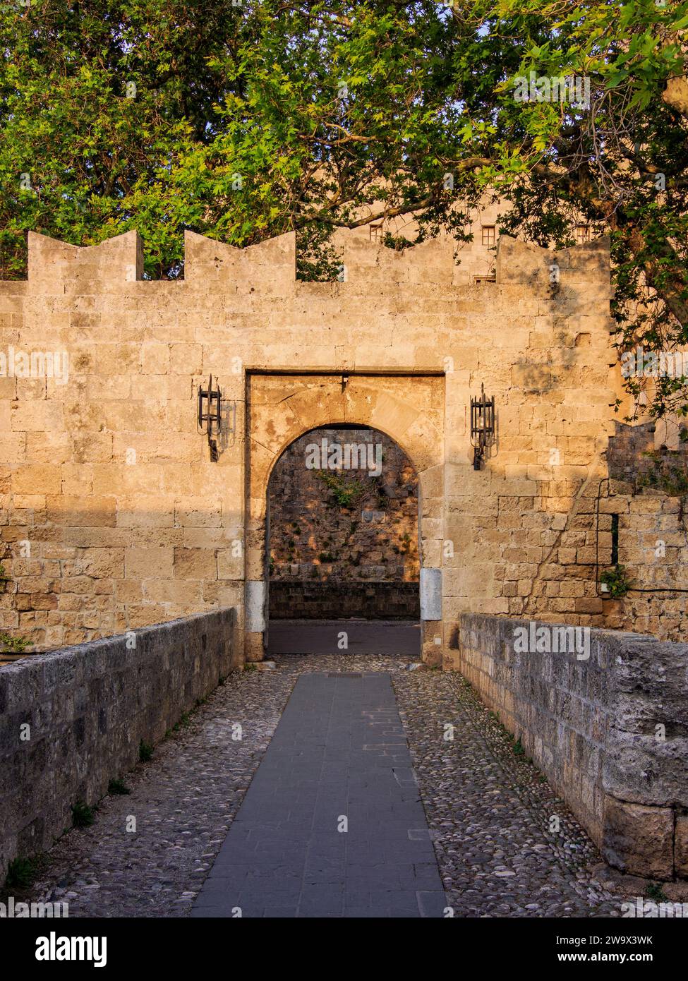 Gate d'Amboise bei Sonnenuntergang, mittelalterliche Altstadt, Rhodos-Stadt, Rhodos-Insel, Dodekanese, Griechenland Stockfoto