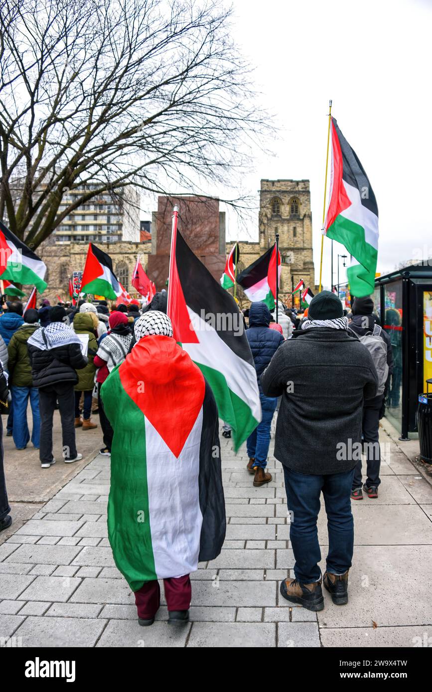 Ottawa, Kanada - 30. Dezember 2023: Demonstranten versammelten sich am Human Rights Monument in Ottawa zur 12. Woche in Folge, in der pro-palästinensische Kundgebungen zu einem Waffenstillstand im Gaza-Krieg aufriefen und die Freiheit Palästinas forderten. Stockfoto