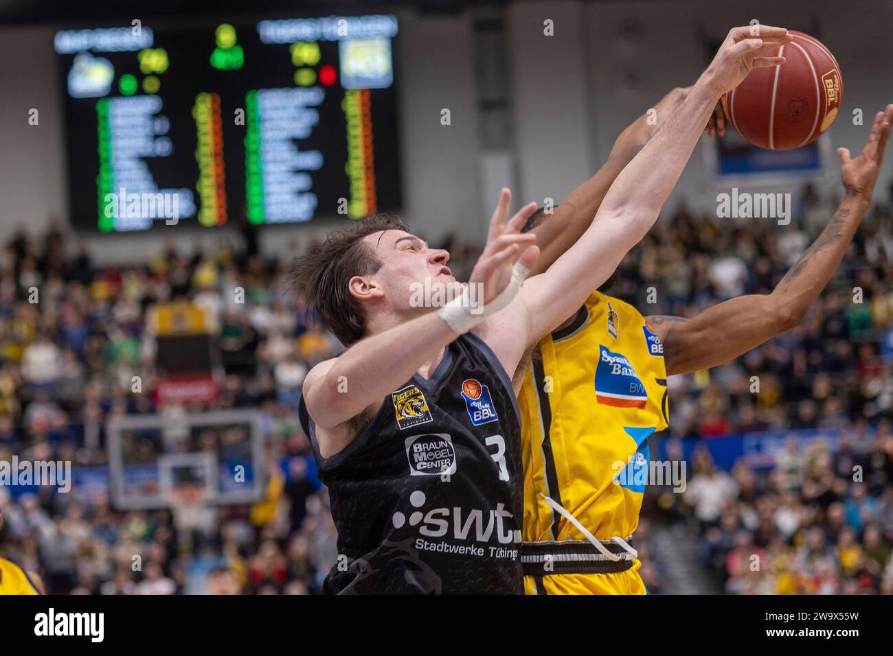 Jimmy Boeheim (Tigers Tübingen, 03) Desure Buie (MHP Riesen