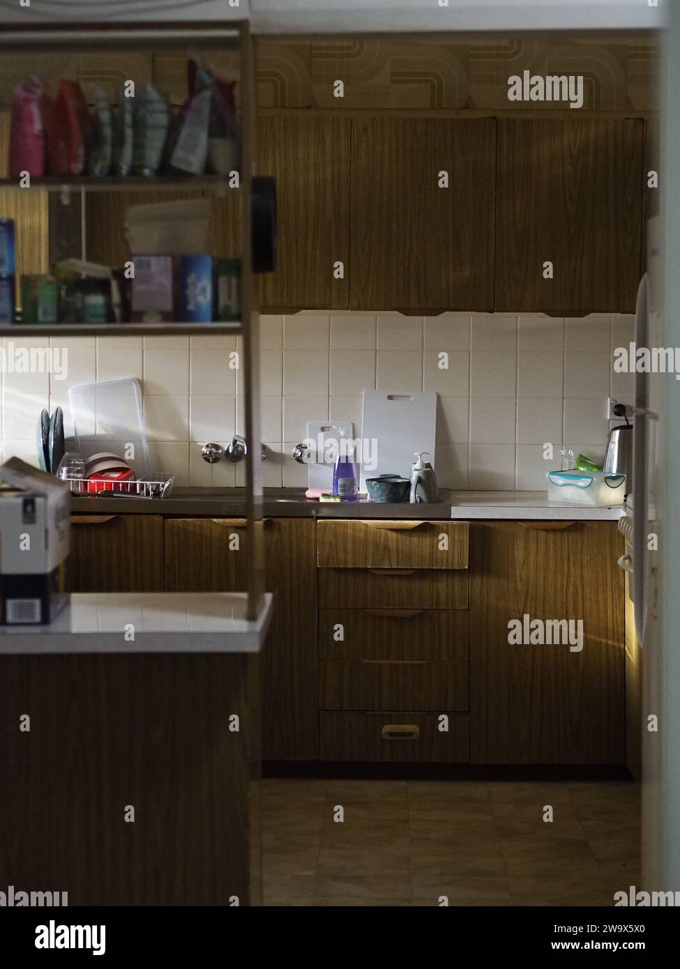 Alte und veraltete Küche im Morgenlicht. Das Geschirr trocknet. Stockfoto
