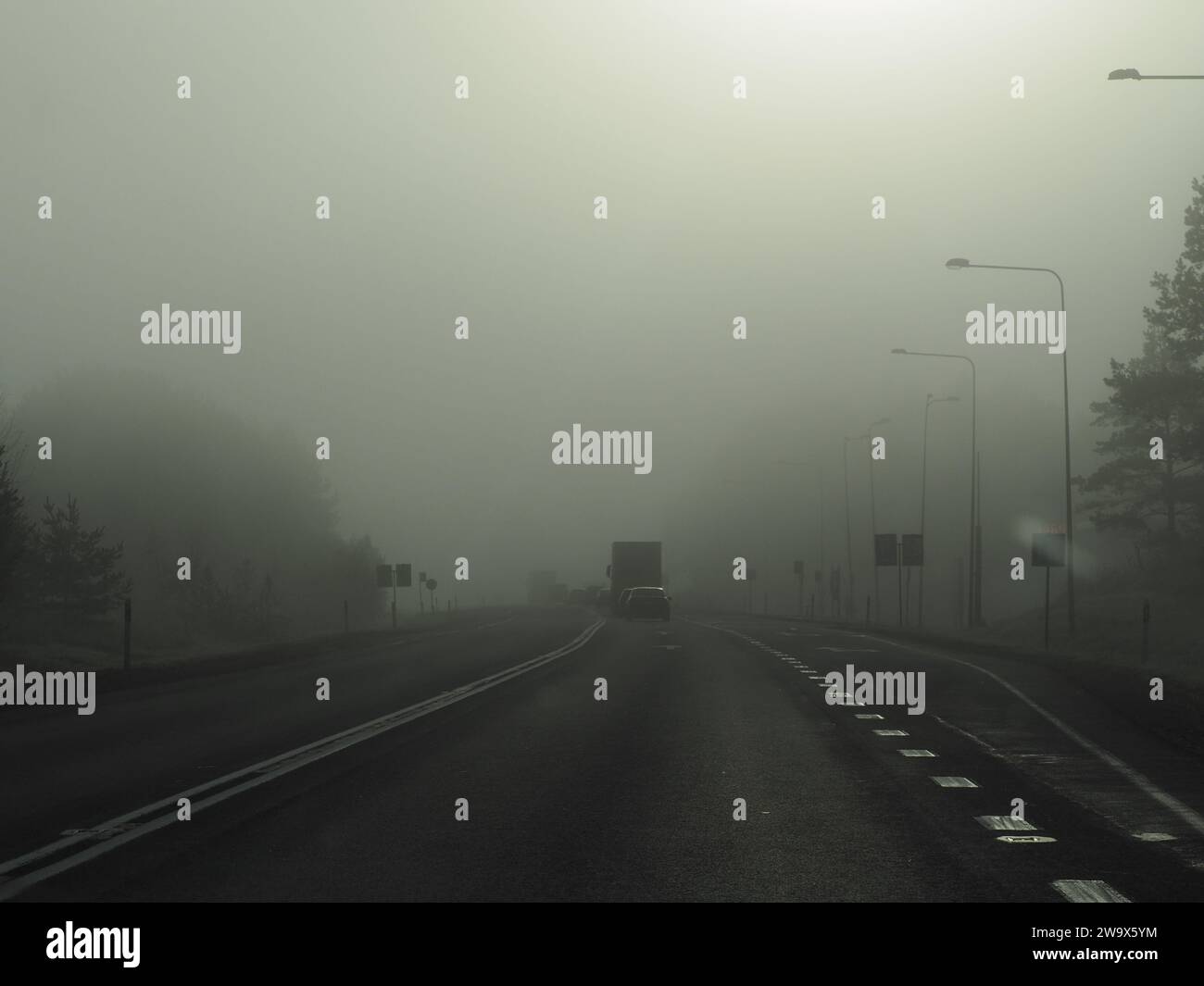 Autos im Nebel, schlechte Sicht Stockfoto