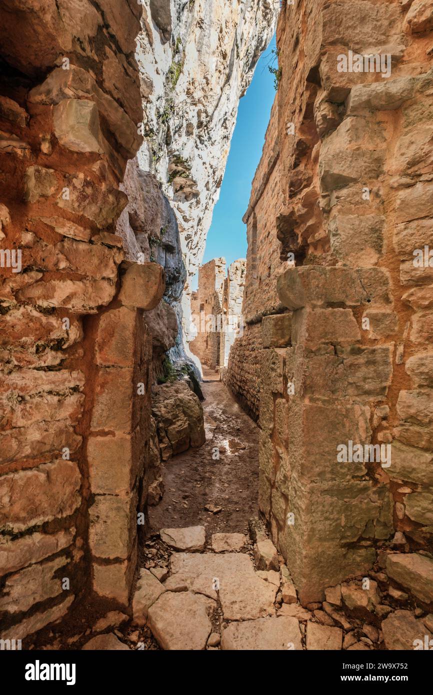 Im Chateau des Anglais befindet sich eine Burg aus dem 13. Jahrhundert, die in eine Klippe oberhalb des Dorfes Autoire in der Region Lot in Frankreich gebaut wurde Stockfoto