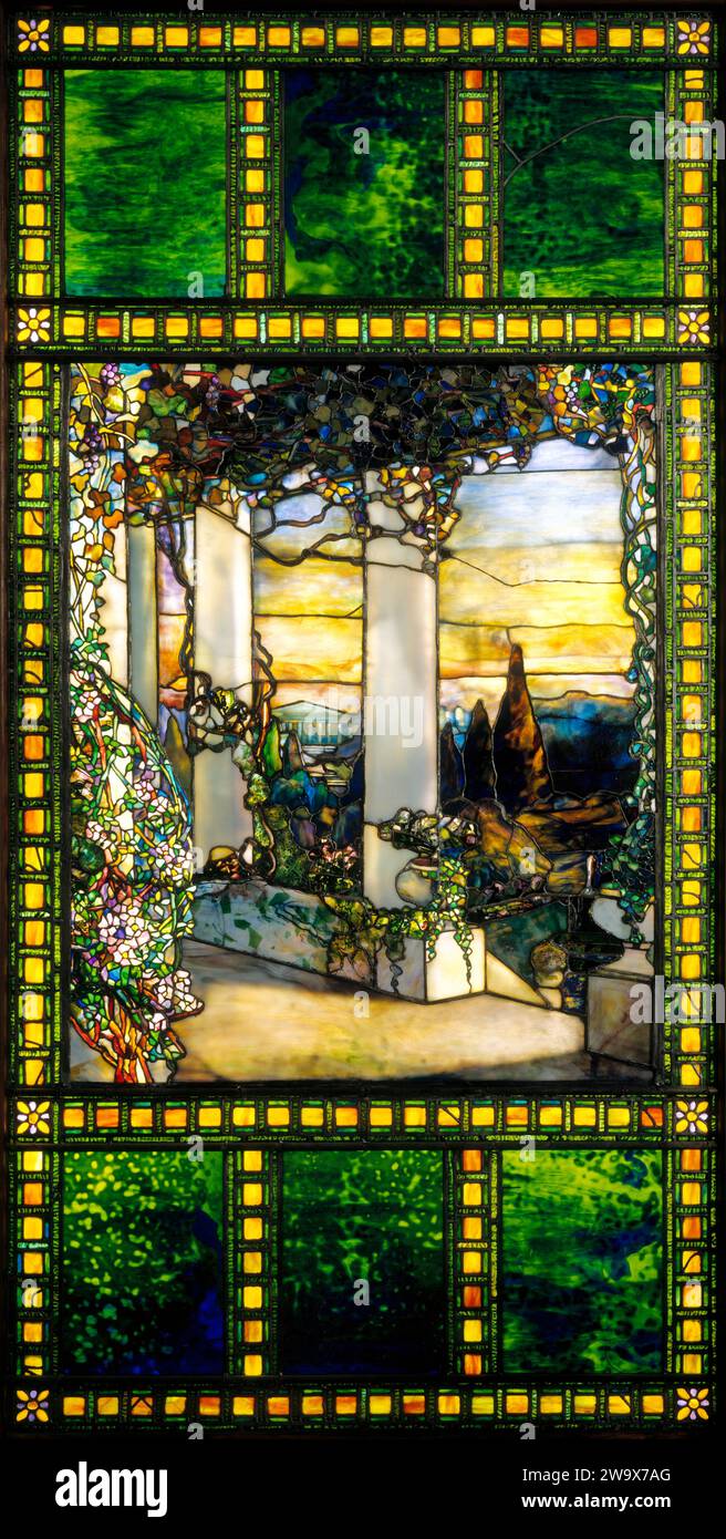 Hinds House Fenster. Tiffany Glass & Decorating Company. c. 1900. Das Fenster wurde um 1900 für das Howell Hinds House in Auftrag gegeben. Das Haus an der Overlook Road in Cleveland, Ohio, wurde 1930 abgerissen. Stockfoto