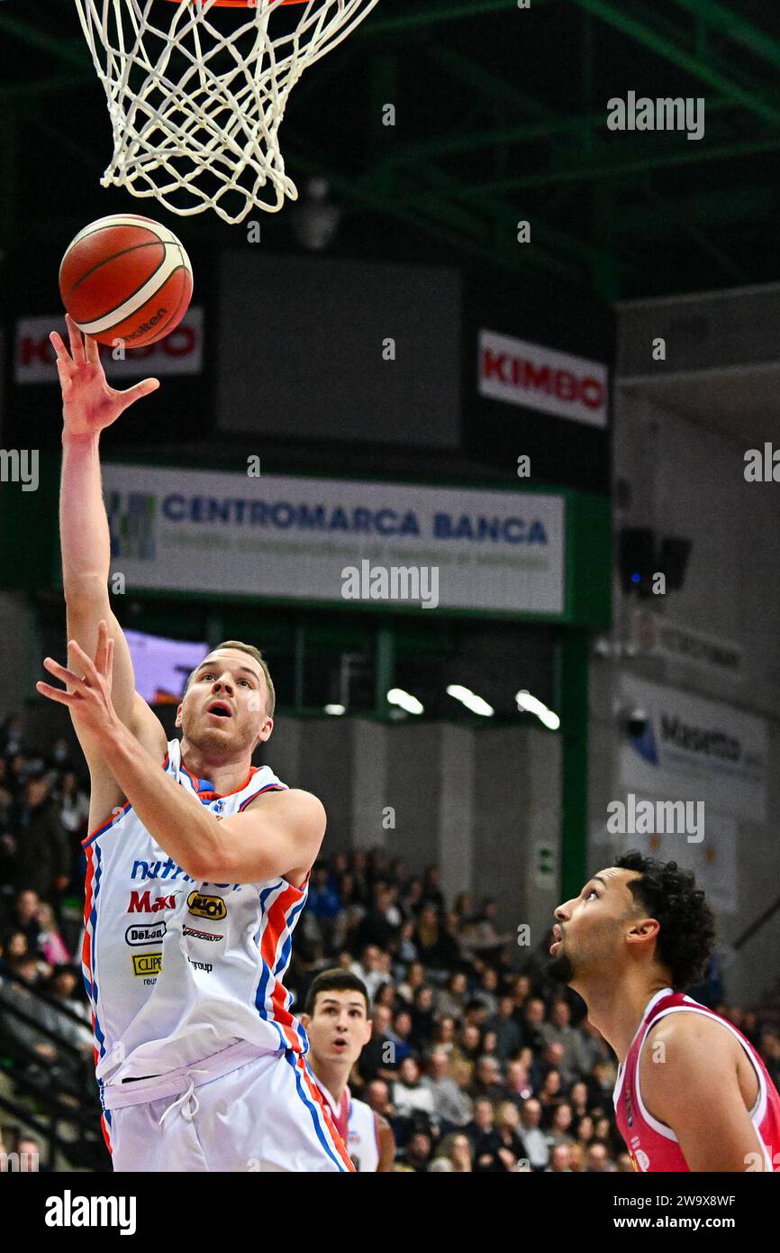 Treviso, Italien. Dezember 2023 30. Schuss unter dem Korb beim Nutribullet Treviso Basket gegen Estra Pistoia, italienische Basketball Serie A Spiel in Treviso, Italien, Dezember 30 2023 Credit: Independent Photo Agency/Alamy Live News Stockfoto