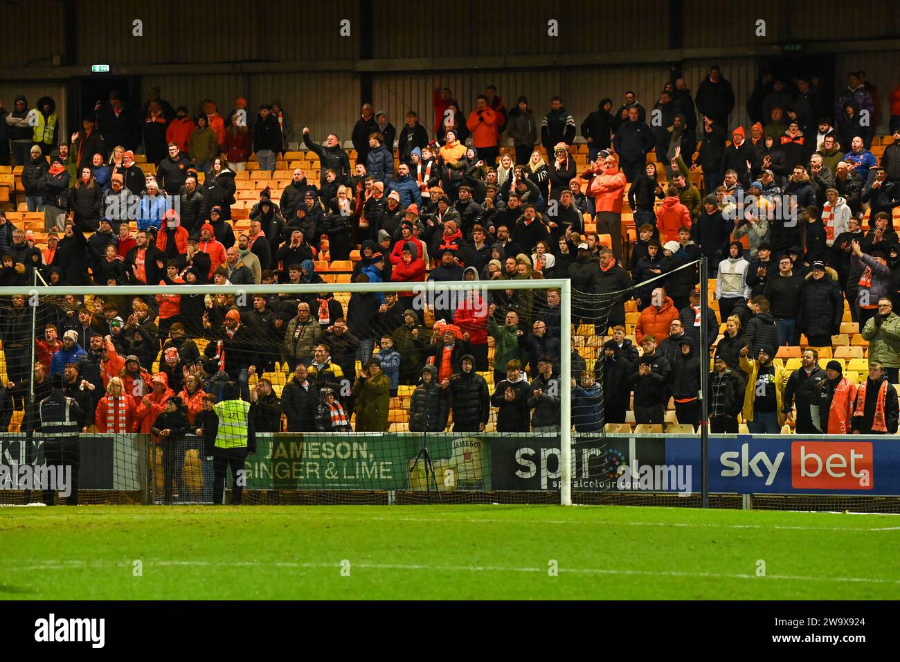 Burslem, Großbritannien, 29. Dezember 2023. Die Blackpool-Fans zeigen eine gemischte Reaktion auf die Niederlage ihrer Teams 3-0 in der EFL League One in Port Vale. Quelle: TeeGeePix/Alamy Live News Stockfoto