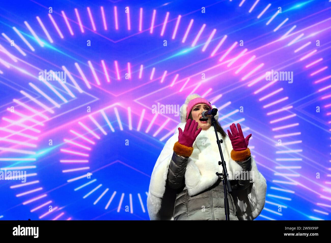 Edinburgh, Schottland, Großbritannien. 30. Dezember 2023. Vier Tage Hogmanay-Feiern mit der ABBA-Tribute-Band Bjorn Again am Ross Bandstand in West Princes Street Gardens im Rahmen der Night Afore Disco Party. Für Anni-Frid Lyngstad. Quelle: Craig Brown/Alamy Live News. Stockfoto