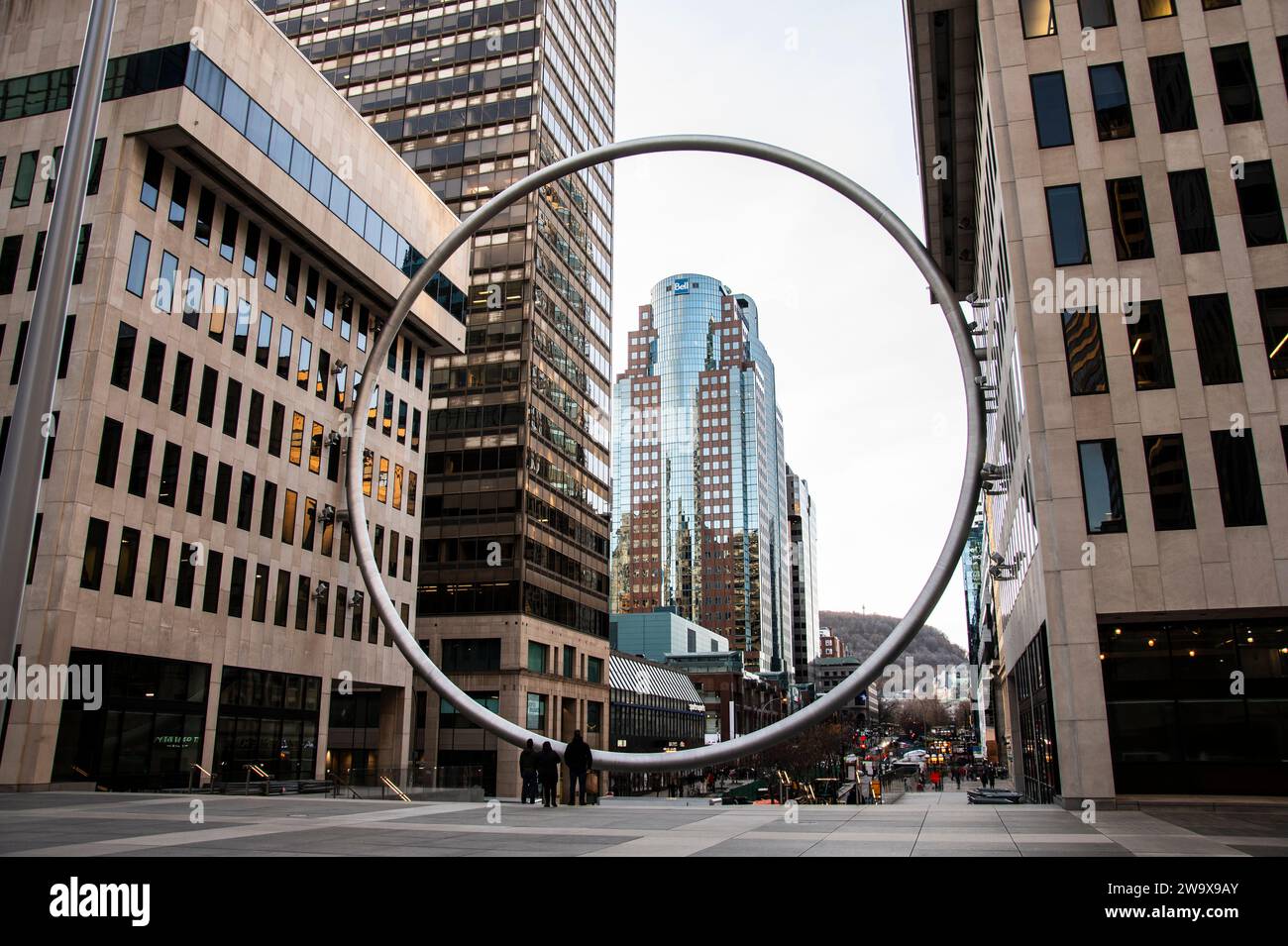 Gigantischer Ring am Esplanade Place Ville Marie im Zentrum von Montreal, Quebec, Kanada Stockfoto