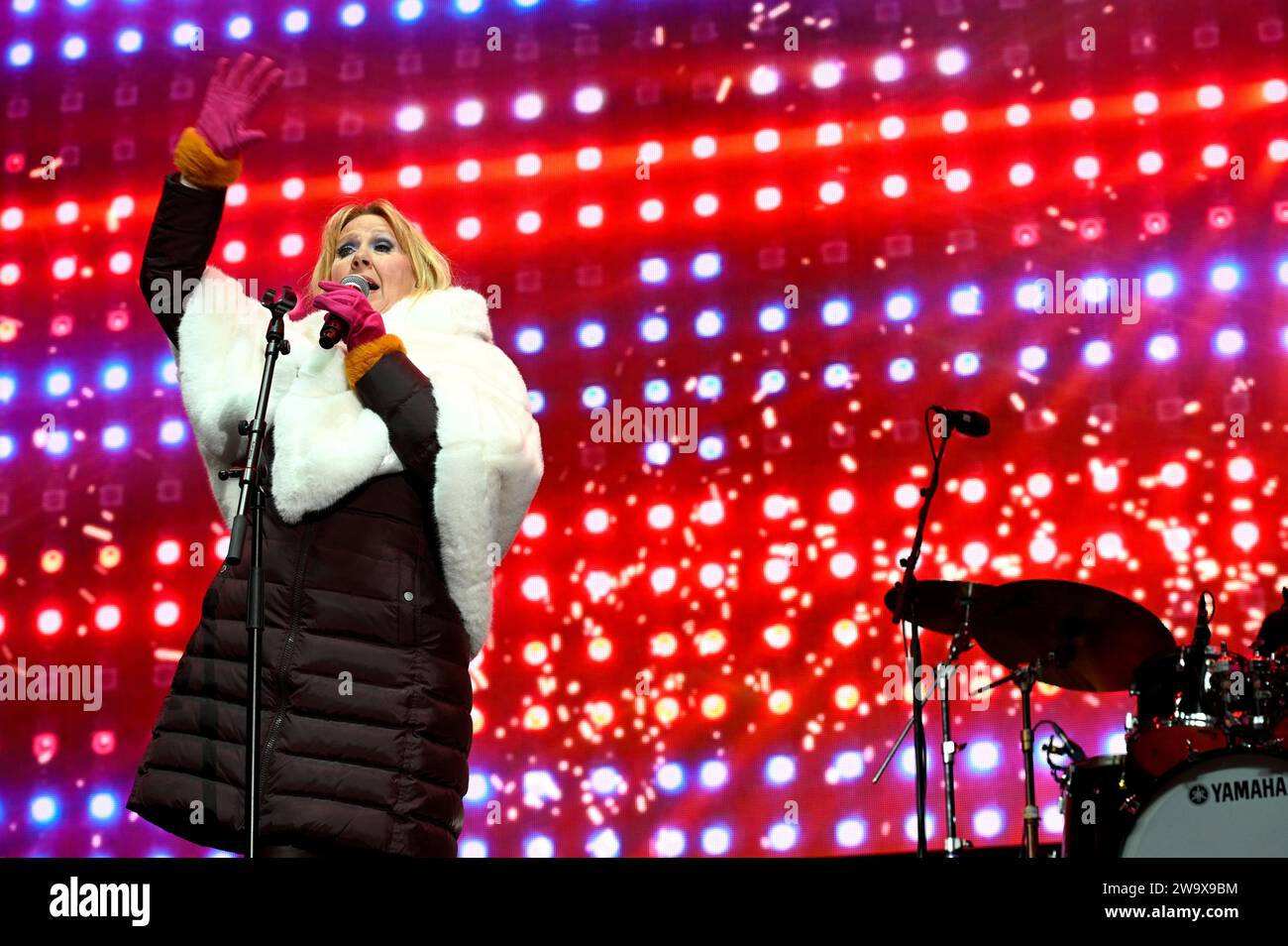 Edinburgh, Schottland, Großbritannien. 30. Dezember 2023. Vier Tage Hogmanay-Feiern mit der ABBA-Tribute-Band Bjorn Again am Ross Bandstand in West Princes Street Gardens im Rahmen der Night Afore Disco Party. Für Agnetha Fältskog. Quelle: Craig Brown/Alamy Live News Stockfoto
