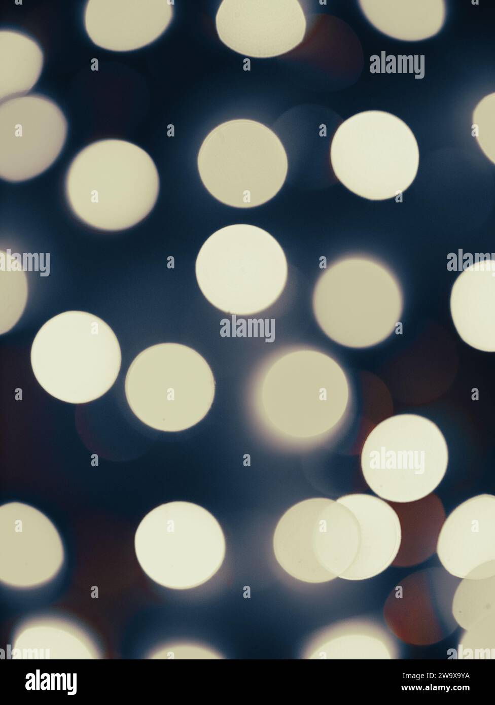 Abstrakter Hintergrund mit gebläuten weißen hellen Kreisen auf dunklem Hintergrund Stockfoto