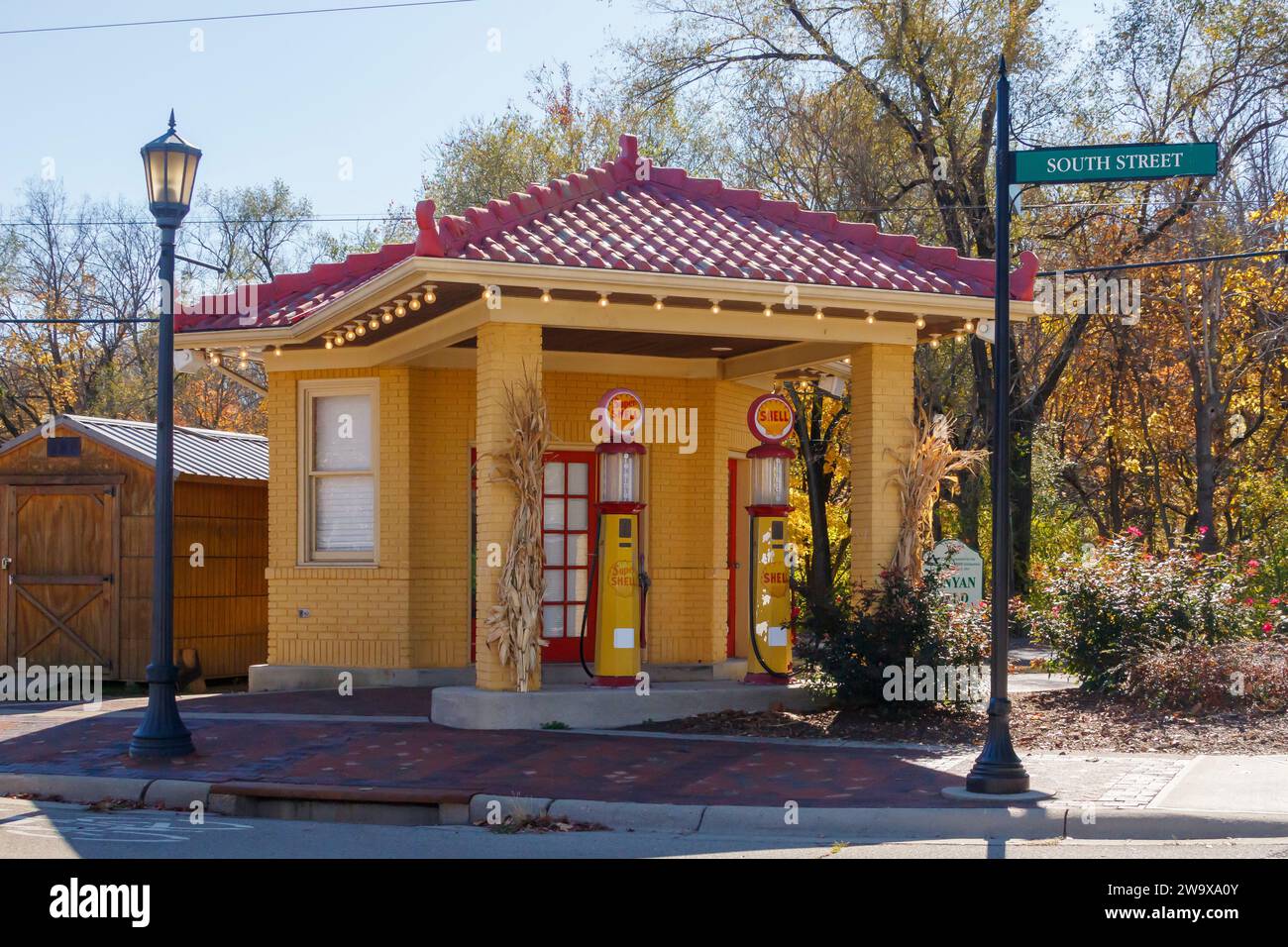 Historische Shell Tankstelle. Libanon, Ohio, USA. Stockfoto