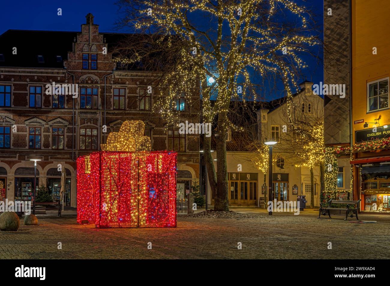 Ein rotes Paket als weihnachtsdekoration im Ryes Plads in Fredericia, Dänemark, 27. Dezember 2023 Stockfoto