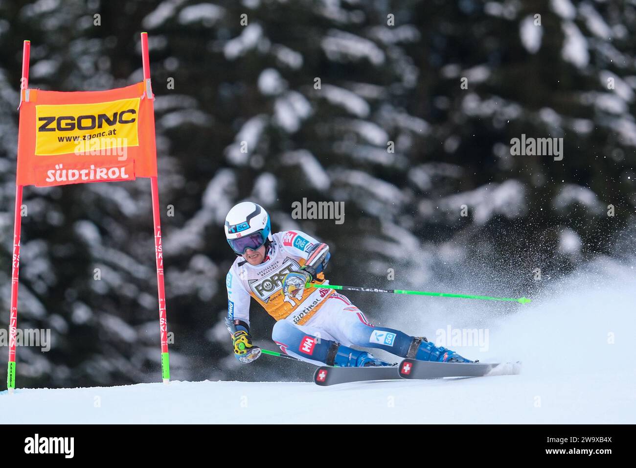 Rasmussen Windingstad (NOR) tritt am 17. Dezember beim Audi FIS Alpine Ski World Cup, MenÕs Giant Slalom Rennen auf der Gran Risa Slope in Alta Badia an. Stockfoto
