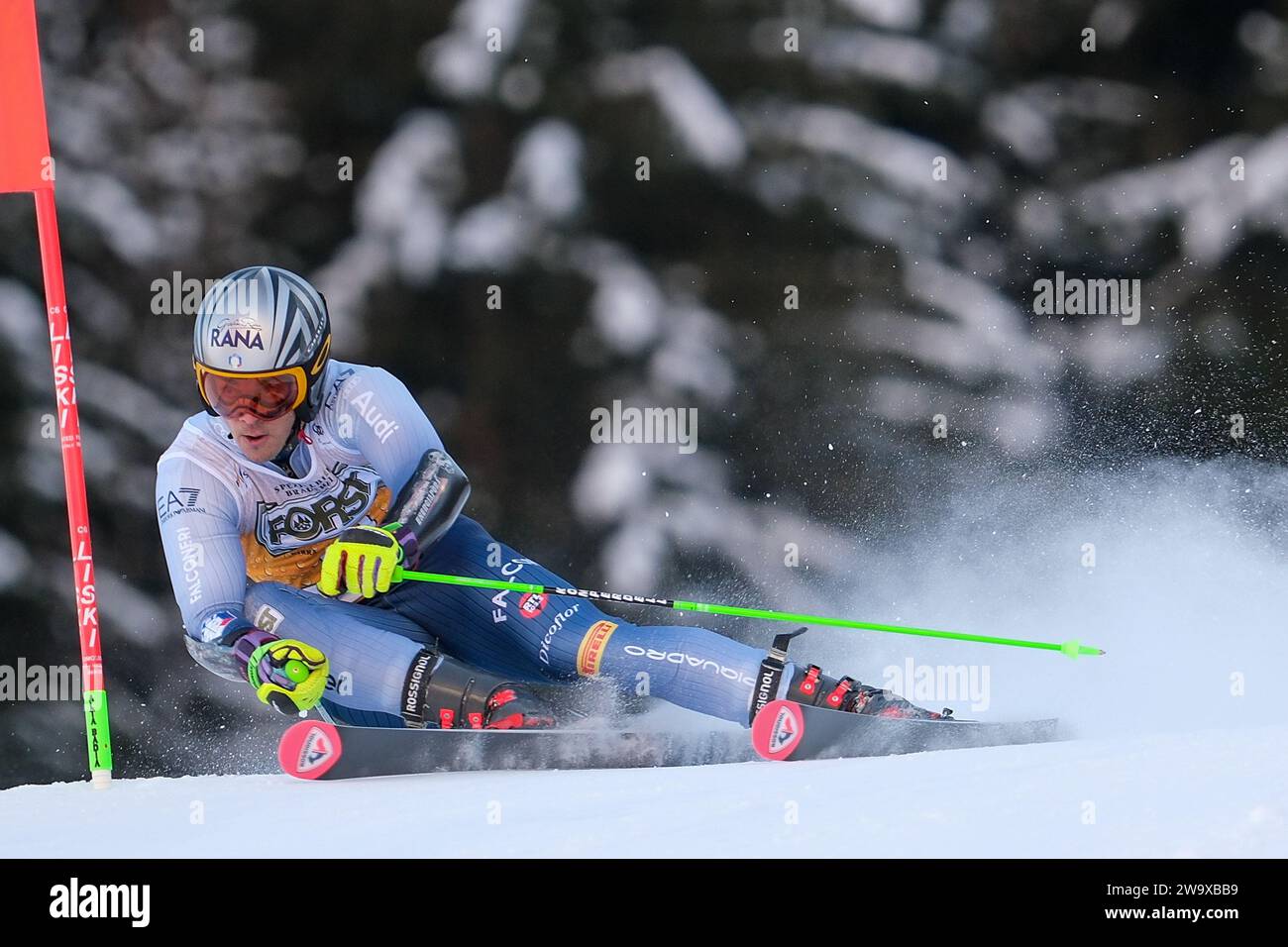 Hannes Zingerle (ITA) tritt am 17. Dezember 2023 beim Audi FIS Alpine Ski World Cup, MenÕs Giant Slalom Rennen auf der Gran Risa Pipe in Alta Badia an. Stockfoto