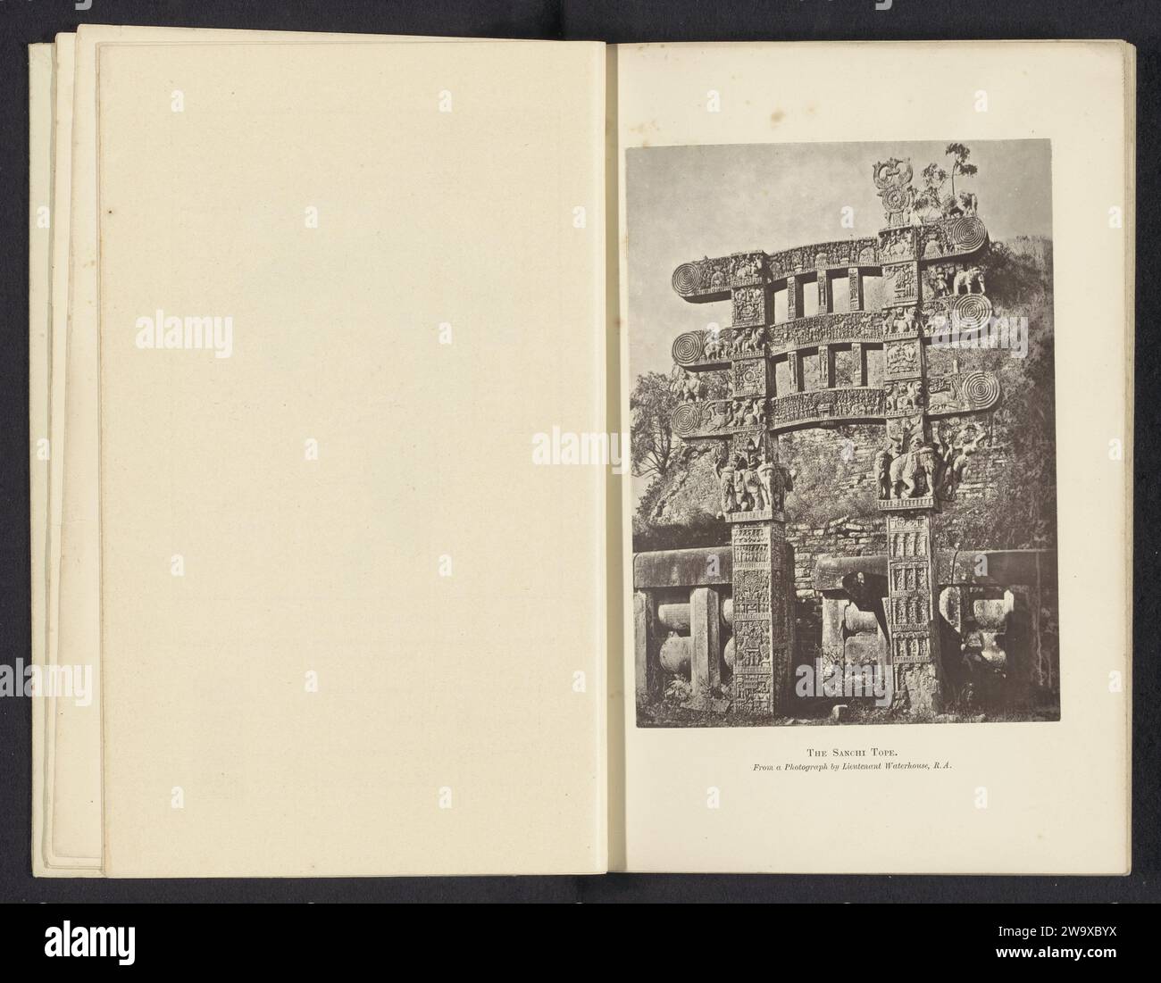 The Sanchi Tope, James John Waterhouse, ca. 1864 - in oder vor 1869 photomechanischen Druck Sanchi Paper Gate, Eingang Stoepa van Sanchi Stockfoto The Sanchi Tope, James John Waterhouse, ca. 1864 - in oder vor 1869 photomechanischen Druck Sanchi Paper Gate, Eingang Stoepa van Sanchi Stockfoto