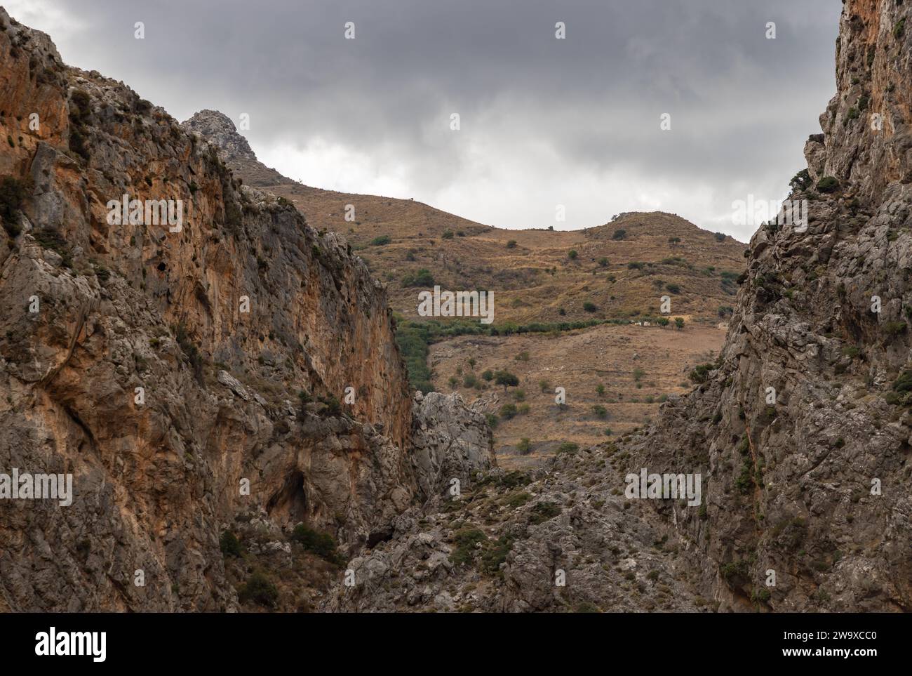 Ein Bild der zerklüfteten Landschaft der Kourtaliotiko-Schlucht. Stockfoto