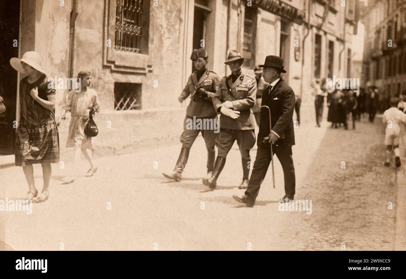 Italienische faschistische Hierarchen schlendern Ende der dreißiger Jahre eine Straße in Asti, Italien Stockfoto
