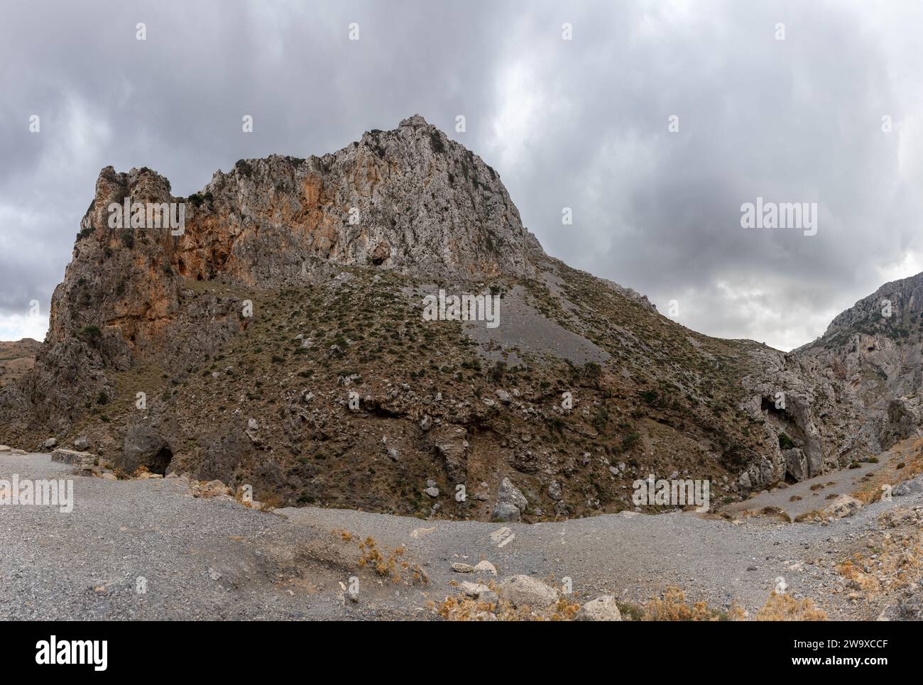 Ein Bild der zerklüfteten Landschaft der Kourtaliotiko-Schlucht. Stockfoto