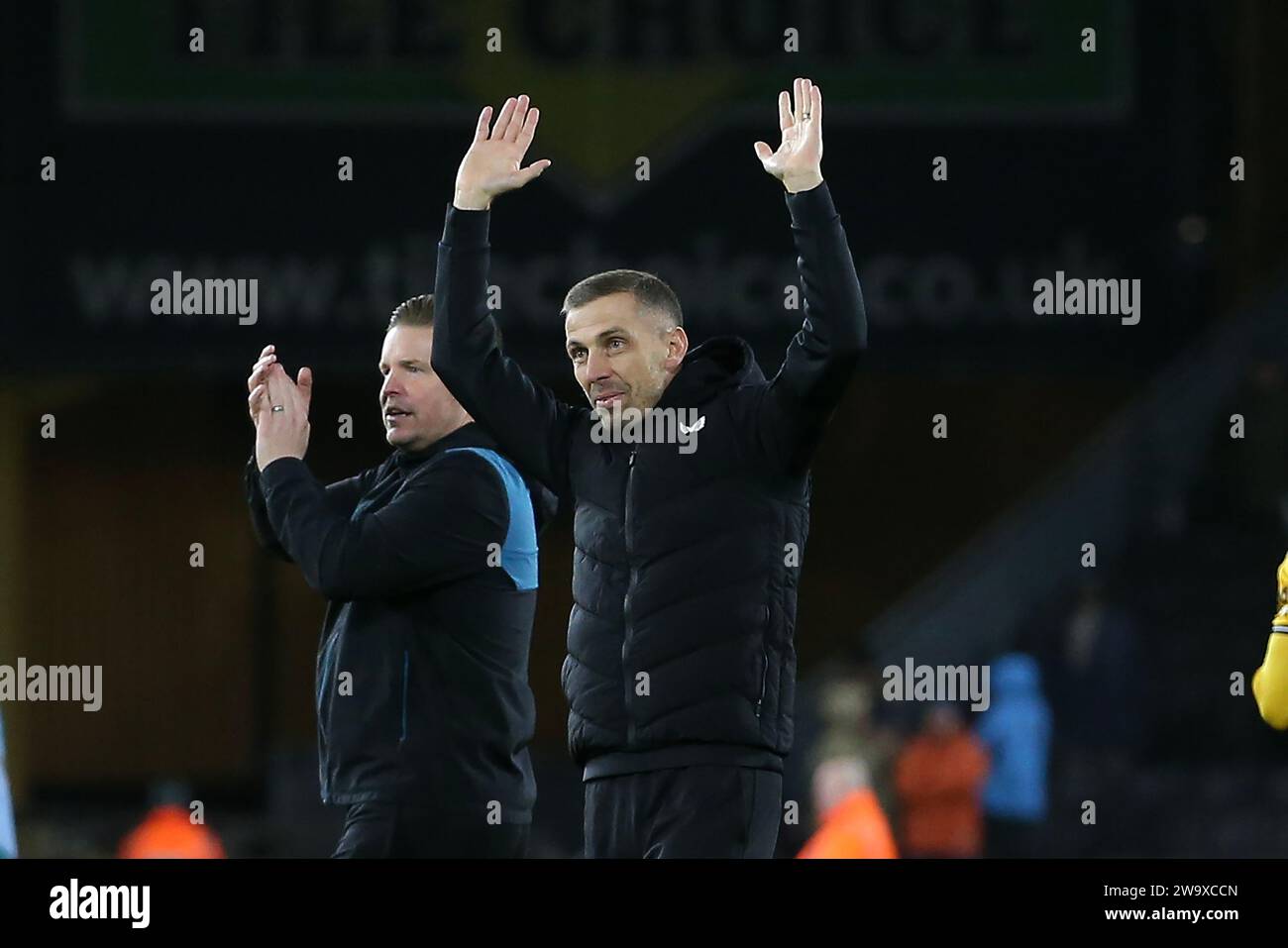 Wolverhampton, Großbritannien. Dezember 2023 30. Gary O'Neil, der Manager von Wolverhampton Wanderers, beweist seine Anerkennung für die Fans am Ende des Spiels. Das Premier League-Spiel Wolverhampton Wanderers gegen Everton im Molineux Stadium in Wolverhampton, England am Samstag, den 30. Dezember 2023. Dieses Bild darf nur für redaktionelle Zwecke verwendet werden. Nur redaktionelle Verwendung, Bild von Chris Stading/Andrew Orchard Sportfotografie/Alamy Live News Credit: Andrew Orchard Sportfotografie/Alamy Live News Stockfoto