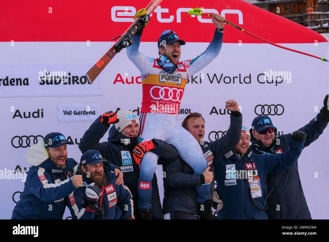 Das norwegische Ski-Team und Aleksander Aamodt Kilde (NOR) treten beim Audi FIS Alpine Ski World Cup, dem MenÕs Downhill-Rennen auf der Saslong-Piste im Val GA an Stockfoto