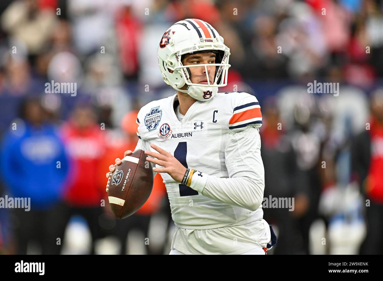 NASHVILLE, TN - DECEMBER 30: Auburn quarterback Payton Thorne (1) in action during the TransPerfect Music City Bowl, between the Auburn Tigers and the Maryland Terrapins on December 30, 2023 at Nissan Stadium in Nashville, TN. (Photo by Kevin Langley/Icon Sportswire) (Icon Sportswire via AP Images) Stockfoto